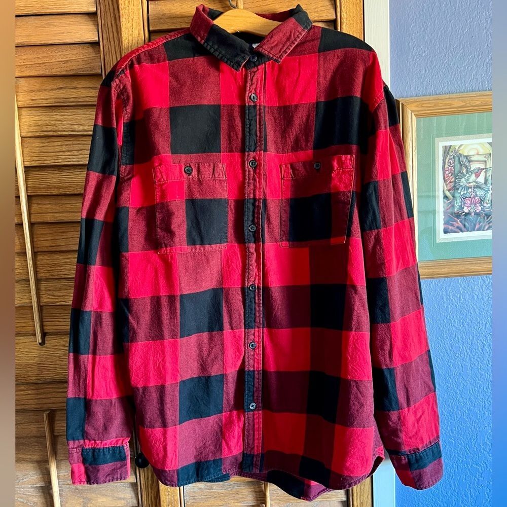 H&M Red and Black Buffalo Plaid Casual Button Down Shirt - Picture 12 of 12
